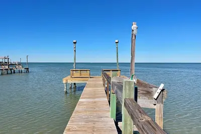 Image de Escape to Copano Bay + Lighted Fishing Pier & Swimming Pool! Pet Friendly 5 beds