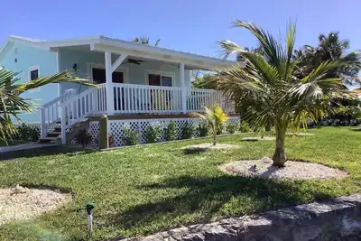 Image de Charming New Blue Studio on water with dock, WiFi & Ac in fun time Freeport