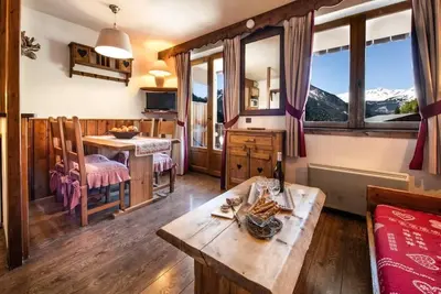 Image de 250m du centre station, 2ème étage, piscine, sauna, hammam, balcon, télévision, casier à ski, 28m²