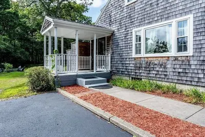 Image de Dog-Friendly Spacious 4 Bedroom Cape Home located 1 minute from Route 28