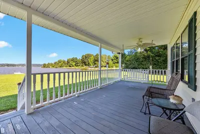 Image de Lakeside House w/Basketball + View + Porch + Grill