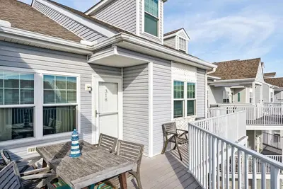 Image de New! Coastal Condo with Views: Minutes to Beach