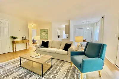 Image de Conveniently Located Masters Rental- Walking Distance to Hammonds Ferry!