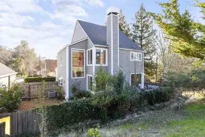 Image de Modern Family Home in Town with Pool, Spa, Sport Courts, Dog Friendly, Walkable