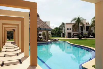 Image de Villa Sanmi - 4 bed\/4bath, 2 Community Pools, Walk to Marina, Golf & Beach Club