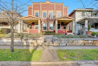 Image de Super walkable, 3/2. 5 downstairs townhome with off street private parking!