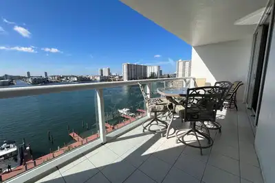 Image de 2-bedroom condo in sunny Sunny Isles Beach, 1/2 a mile from the beach