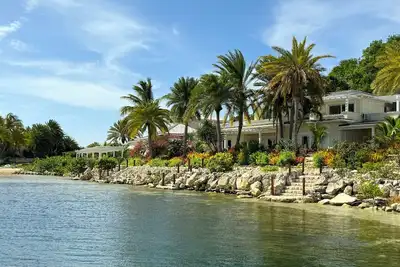 Image de A tropical oasis of refined luxury with its own private beach