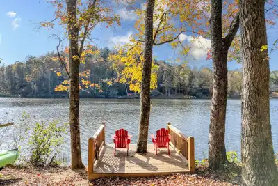 Image de Unwind in Style - Lakefront Cabin with Hot Tub, Kayaks, Fire Pit and Pool Table