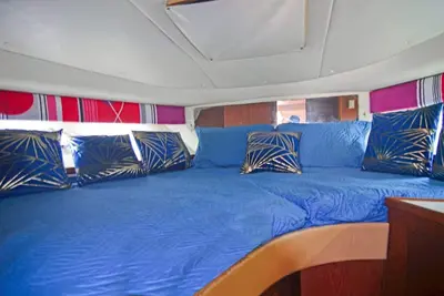 Image de Very luxurious accommodation on a boat, room, bathroom and fine wood finishes.