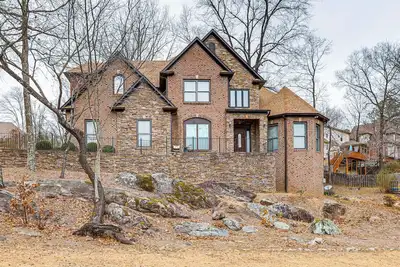 Image de Home Theater & Yard: Family Retreat in Bessemer