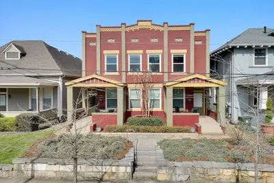 Image de Southside upstairs townhome. Super central location with ample private parking.