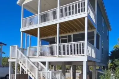 Image de Beautiful beachfront home  with private walkway to beach. Boat Parking