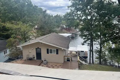 Image de Cozy, Recently Updated 3bed2bath house with private dock at 2mm Lake Ozark!