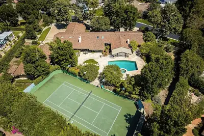 Image de Luxury 5-bedroom Oc estate with tennis court, pickleball near Disneyland