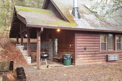 Image de Adventurer's Lodge, a charming 3-bedroom cabin with WiFi in quiet Lansing, Wv.
