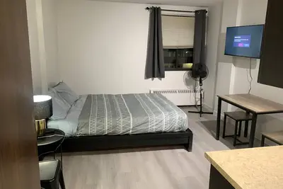 Image de Urban Retreat: Stylish Studio in Downtown Calgary