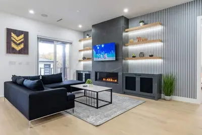 Image de King Bed Lux Entertainers' Home| Indoor Fireplaces