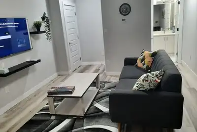 Image de Cozy basement suite /15 minutes away from Edmonton International Airport