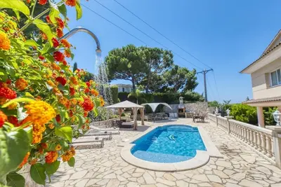 Image de Villa 'Costacabana - Lorena' avec vue sur les montagnes, piscine privée et Wi-Fi
