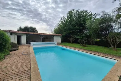 Image de La Combe Aux Loups – Spacieuse Maison avec Piscine, Jardin et Terrasse à Marsac-sur-l'Isle