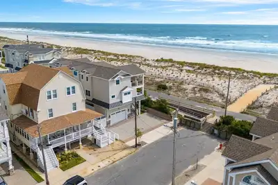 Image de Great Location! One house from beach on 51 St. -Full Renovation For '25 Season-