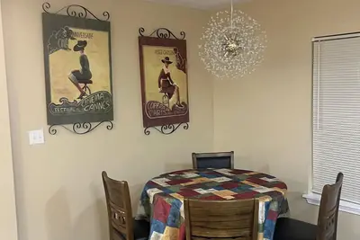 Image de Spacious 4-bedroom house with WiFi, Ac in charming Gramercy