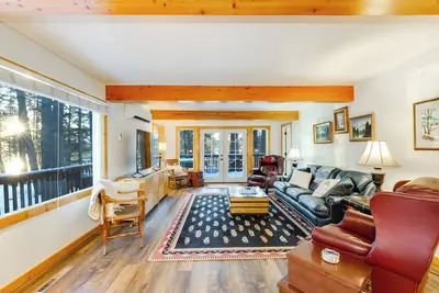 Image de 30 day min- Walk to Downtown & Lake + Near Ski Mtn! Cozy Cabin