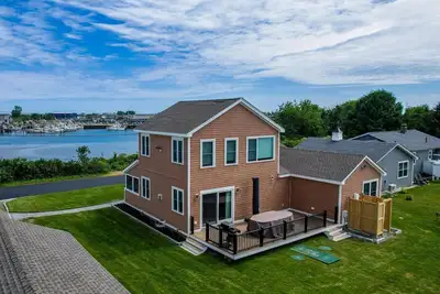 Image de New Construction! Waterfront Rental on Great Island