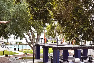 Image de Airport, Asu, fall ball, spring training, 2desks, balcony, king bed, fiber Wi-Fi
