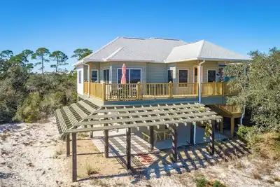Image de \"Traveler's Rest\", A Gulf front beach home on private lot with fire pit under the stars!