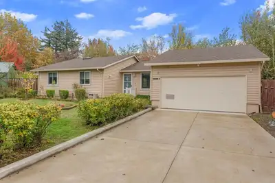 Image de Single-Level Ranch in Troutdale – Perfect for Families & Medical Professionals