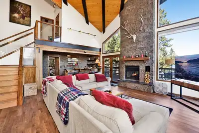 Image de The Birdhouse Big Bear Lake | Pool Table | Foosball | Hot Tub