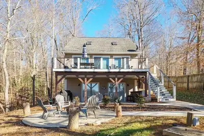 Image de \"High Rock Haven 3bed/3 bath home High Rock Lake  Games room, Hot Tub, 2 lounges