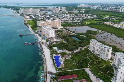 Image de Beachfront w/Huge pool & private terrace l Bbq I Fast WiFi 2Br