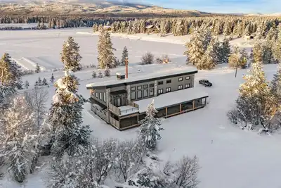 Image de Luxury Waterfront - Private beach, hot tub, movie room, wheelchair accessible