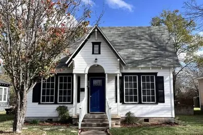 Image de Large fenced yard near town square (Starlink WiFi), Charming bungalow with fenced yard and Starlink