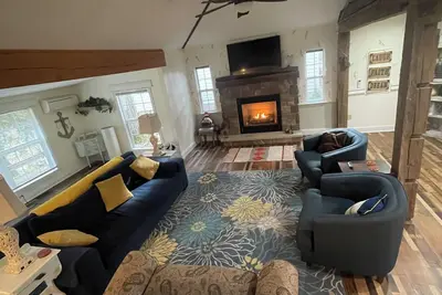 Image de By The Rivers Edge. . . . remodeled cozy cottage