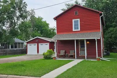 Image de Cozy updated 3-bedroom house, pet friendly, wifi, covered porch, firepit & yard!