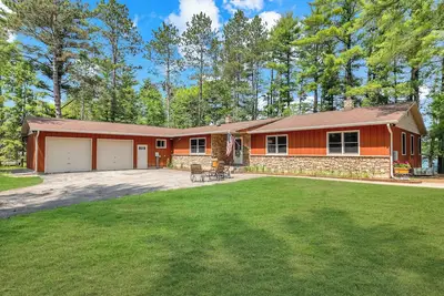 Image de Lakefront Lodge-Private Dock-Swimming-Game Room