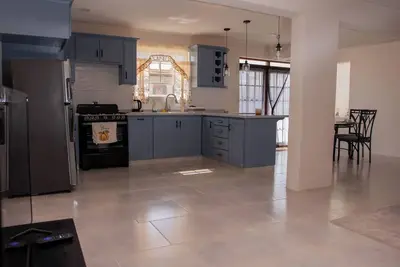 Image de The apartment features an open plan living and dining area, and a spacious and modern kitchen.