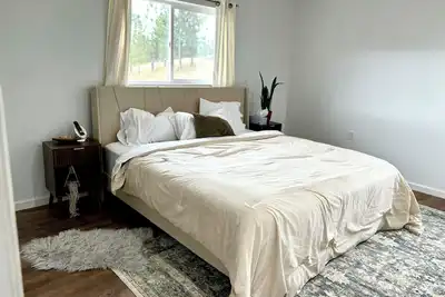 Image de Elevated lost Sierra home with beautiful sunsets, close to lake Davis.