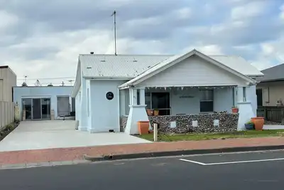 Image de Pt Mac Beach House - Seafront Views, Central, Super Cute and Pets are Welcome!