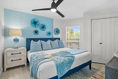 Image de Newly remodeled, beachfront with stunning views of the beach, pool and courtyard