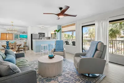 Image de Beachfront with Beach, Pool, Courtyard Views from your balcony Beach Service!
