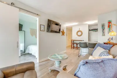 Image de Walk to Beach: Resort Retreat w/ Balcony in Destin
