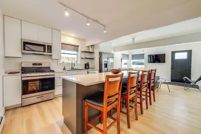 Image de Remodeled Home w/ River Views in Frankfort!