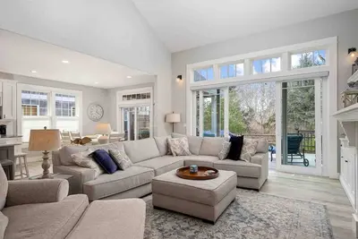Image de Wonderful Custom Escape, Huge Deck w/ Hot Tub, Bbq, New Decor, Pet Friendly, 5 Blocks to Beach