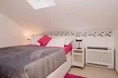 Image de Appartement de deux chambres avec la terrasse et la vue sur le mer Barbat, Rab (A-23817-c)