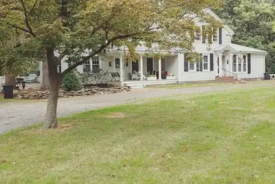 Image de Farmhouse Nestled in Vineyard on Lake Erie